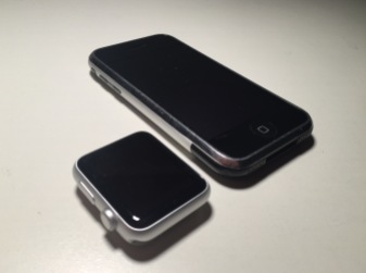 iPhone und Apple Watch nebeneinandern