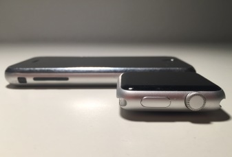 iPhone und Apple Watch seitlich